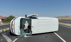 İlaç taşıyan araç bariyerlere çarparak devrildi