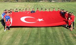 Eskişehirspor antrenmanında Türk bayrağı açtılar