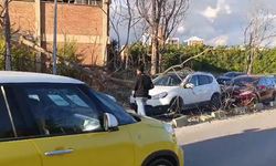 Eskişehir'de park halindeki aracın üzerine devrildi!
