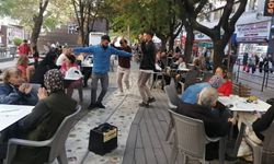 Eskişehirlilere gençlerden sürpriz eğlence