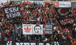 Nefer tribününde set büyüdü