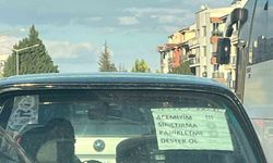 Acemi sürücünün arabasına astığı not dikkat çekiyor