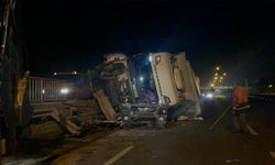 Eskişehir'de tır bariyerleri biçti, trafik durma noktasına geldi