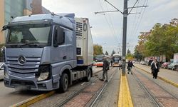 Eskişehir'de tramvay yoluna girdi, kimi işine kimi okula geç kaldı!