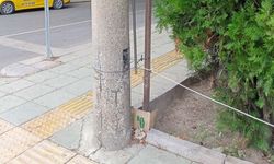 Eskişehir’de elektrik direği tehlike saçıyor!