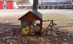 Eskişehir'de sokak hayvanı kulübesi kaderine terk edildi!