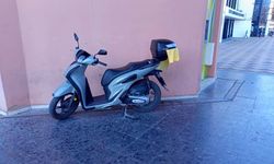 Eskişehir'de bina girişine park edilen motosiklet tepki çekti