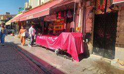 Eskişehir'de esnaf ürünlerini güneşten korumak için örtüyor!