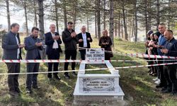 Hisarcık’ta öğretmenler, kabri başında andı