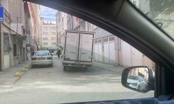 Devrilecekmiş gibi gözüken kamyon tedirginlik oluşturdu