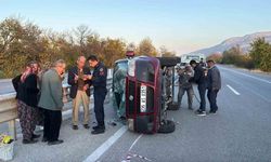 Devrilen ticari araçta 4 kişi kazayı yara almadan atlattı