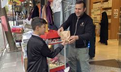 Dükkan önü kalabalık görünsün diye her gün 20 kilo patlamış mısır dağıtıyorlar