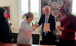 Hisarcık’ta öğretmenlere Türk bayrağı rozeti hediye edildi