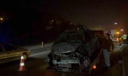 Kontrolden çıkan araç aydınlatma direğini devirip karşı yöne geçti