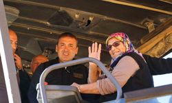 Köyünün ilk asfaltını Sebahat teyze attı