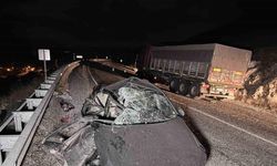 Afyonkarahisar’da korkunç kaza: Otomobil tıra çarptı, 4 yaralı