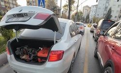 Trafikte bagajı açık kalan aracın yardımına motosiklet sürücüsü yetişti