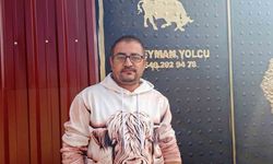 Yolda gördüğü zehirli yılanı elleriyle yakaladı