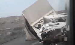 Eskişehir yolunda kamyon refüje çarptı