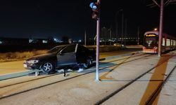 Eskişehir'de aracını bırakıp kaçtı: Tramvay seferleri durdu