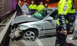 Eskişehir'de kaza: Otomobil bariyerlere çarptı