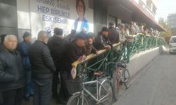 Eskişehir'de kuyruk uzadıkça uzuyor: Gelenlerin sayısı 800'e dayandı