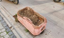 Eskieşhir'de kaldırım saksıları zarar görüyor!
