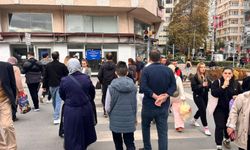 Eskişehir’in en işlek caddesinde yayalar kırmızı ışığı hiçe sayıyor!