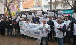 Eskişehir’de emekliler yağmur altında bastonlarıyla yürüdü!