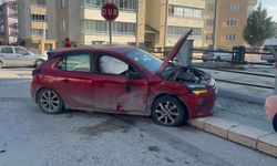 Eskişehir’de iki aracın hurdaya döndüğü kaza kameraya yansıdı!