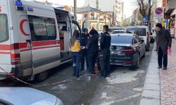 Eskişehir'de ambulansa direnen alkollü adam, gözyaşlarıyla ikna edildi