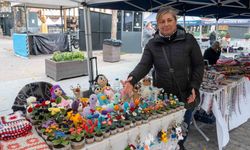 Eskişehir'de soğuğa meydan okuyor, rengârenk tezgâhı ilgi görüyor