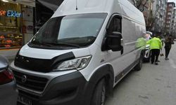 Eskişehir'de taksiden inmek isterken kamyonet altında kaldı