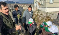 Gediz’de minik öğrenciler kızılçam fidanlarını toprakla buluşturdu