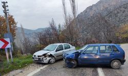 Kontrolden çıktı otomobile çarptı, 1 yaralı