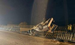 Köprü demirlerine çarpan araç hurdaya döndü: 1 ölü, 3 yaralı