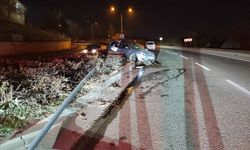 Eskişehir'de virajı alamayan sürücü kaza yaptı, direk devrildi