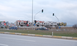 Eskişehir'de sürücüler tepkili: Trafik lambasının yeri değişmeli!