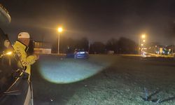 Eskişehir'de alkollü sürücü refüje saplandı