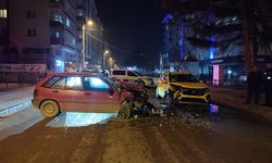 Eskişehir'de kafa kafaya çarpıştılar: İki sürücüde yaralandı