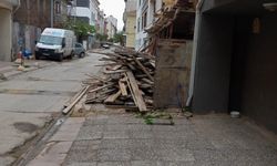 Eskişehir'de inşaat önündeki malzemeler geçişi etkiledi