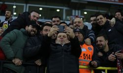 Mutluluğu taraftarla paylaştı