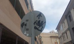 Trafik levhası yazı ve çiziklerle kirletildi