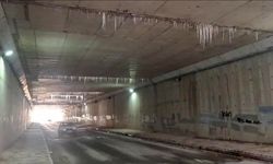 Altgeçitteki buz sarkıtları sürücüleri tedirgin etmeye devam ediyor