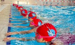 Spor okullarında yüzme antrenmanları aralıksız sürüyor