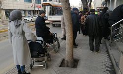 Eskişehir'de dondurucu soğukta yürek sızlatan bekleyiş