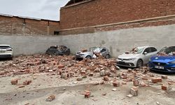 Eskişehir'de fırtına otoparkın duvarını yıktı: Araçlar hurdaya döndü