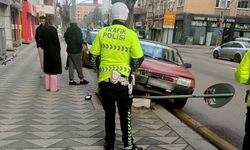 Eskişehir’de korkutan çarpışma: İki otomobil kaldırıma savruldu