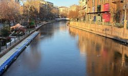 Eskişehir’de soğuk hava Porsuk Çayı’nı buzla kapladı