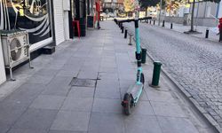 Eskişehir'de kaldırım ortasına bırakılan scooterlar tepki çekiyor